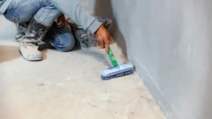 Escadas extensivas e escadas de abrir em uso para diferentes tipos de trabalho