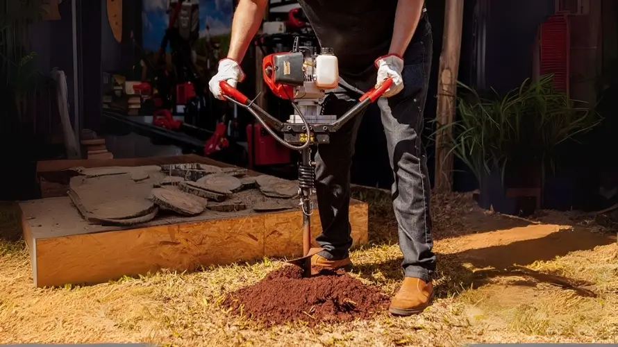 Perfurador de solo em ação para plantio e construção civil