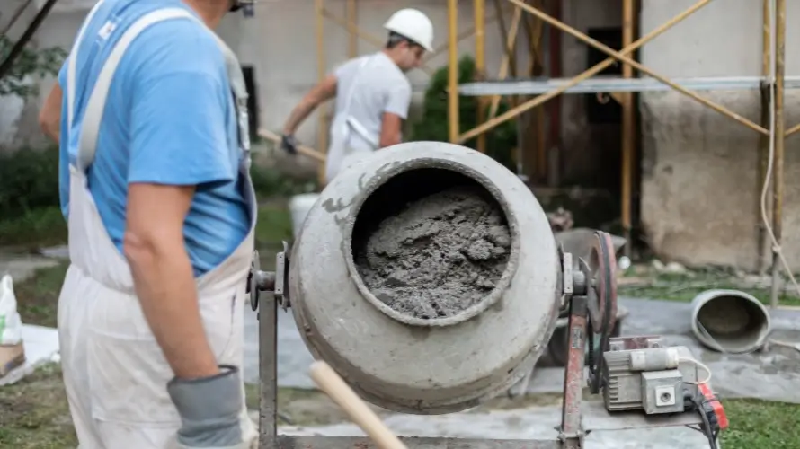 Betoneira em uso para mistura homogênea de concreto