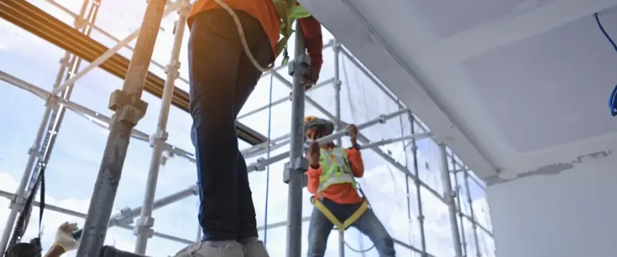 Andaime tubular montado de forma segura em um canteiro de obras